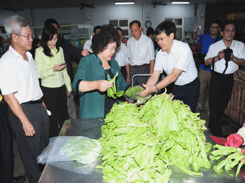高雄市長陳菊前往蔬菜產地梓官蔬菜集貨場瞭解供貨情形。圖片來源：高雄市政府提供   