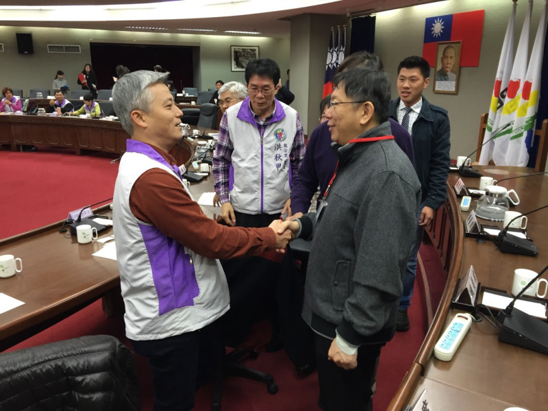 台北市長柯文哲今(4)日上午和大安區部分里長舉行座談會。圖：劉奕霆/攝   