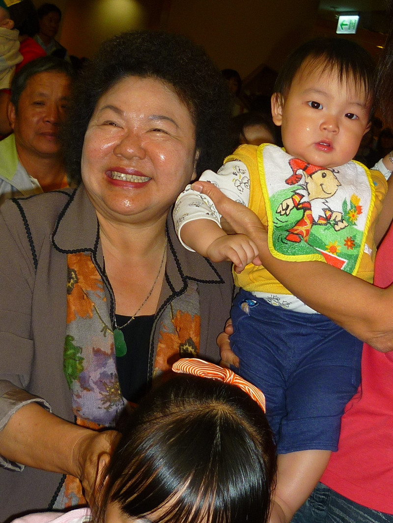 高雄市長陳菊支持家庭生養，決定2年內全市可以擁有15處平價優質托育中心，減輕家長托育及教養負擔，打造一個友善育兒的城市。來源：高雄市社會局   