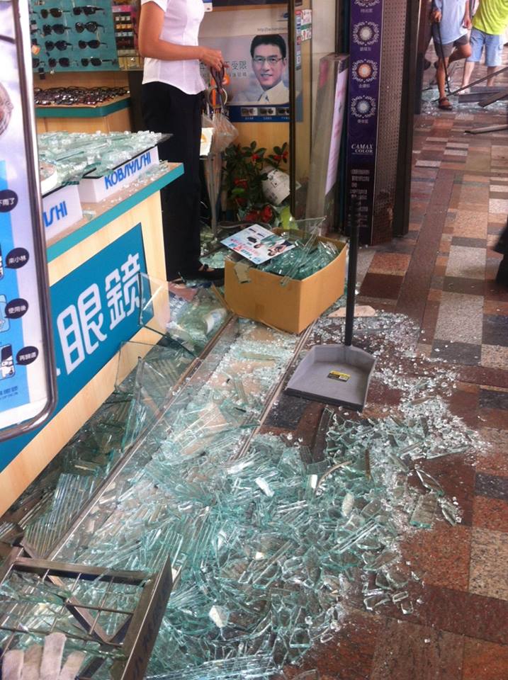 新店氣爆的威力很大，店家與住戶的玻璃都被震碎，散落一地。圖：翻攝游錫堃臉書   