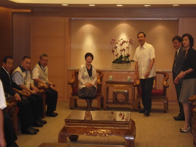 前副總統呂秀蓮14日拜訪新北市長朱立倫，並針對核能的議題與朱立倫交換意見。圖片：陳冠廷/攝   