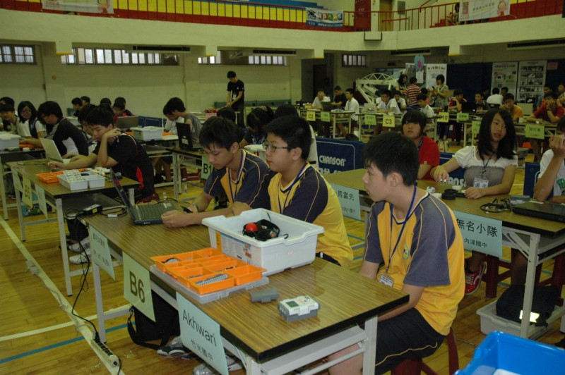2011WRO新竹市校際盃機器人選拔賽6日上午於建華國中體育館進行選拔賽。圖片來源：新竹市政府提供   