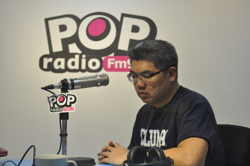 國民黨台北市長候選人連勝文今(25)日下午上POP Radio電台節目專訪。圖：劉奕霆/攝。   