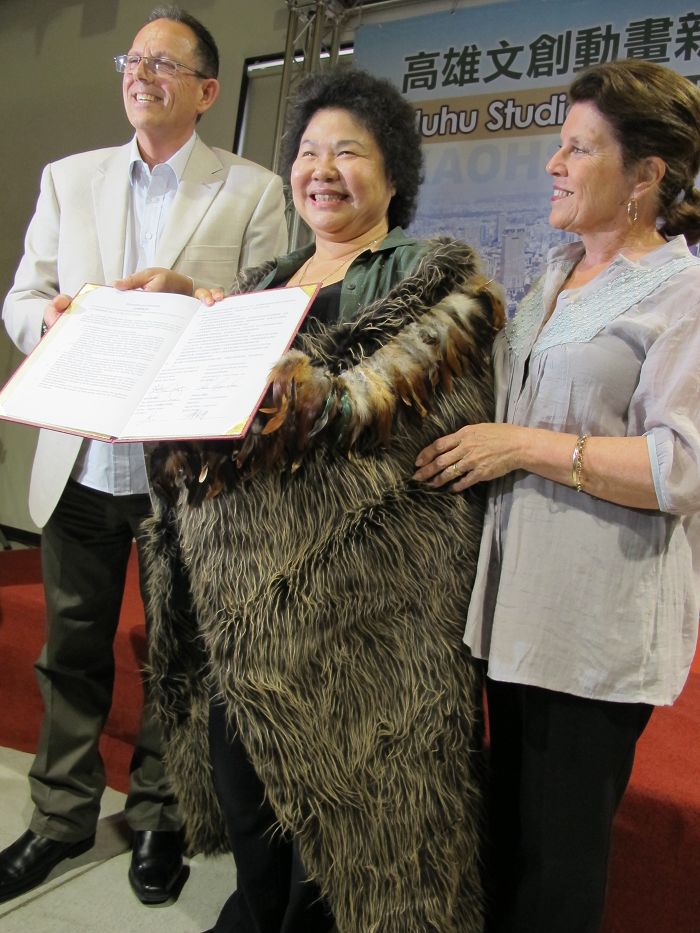 Huhu Studios今（22）天宣布投資高雄，董事長Trevor Yaxley送紐西蘭毛利族戰袍給陳菊市長。照片來源：胡宏志/攝   