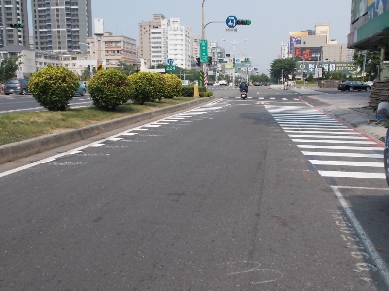 高雄市部分道路臨近路口及彎道，地上繪設「楔形立體標線」，讓駕駛人在視覺上感受到路幅寬度縮減，以降低行車速度，肇事率也因此下降。圖片來源：高雄市交通局   