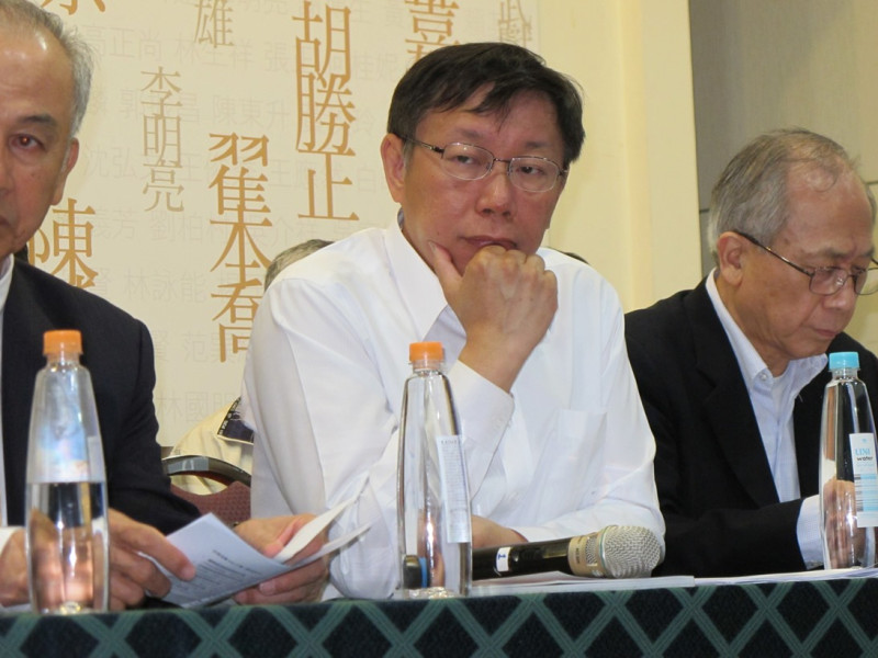 柯文哲26日在市政顧問團記者會裡批評郭台銘，民主失靈不是就走向專制獨裁。圖：林朝億/攝   