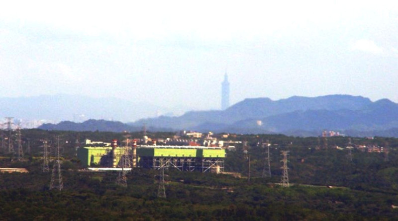 人站在芎林飛鳳山頂竟然看得到80公里外的台北101。圖2之1：陳權欣/攝   