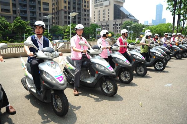 高雄市開辦「行動戶政所」，民眾申辦戶政業務不必往返奔波。圖：高雄市政府提供   