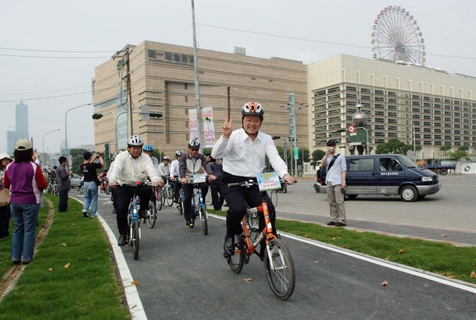 高雄市夢時代至前鎮加工出口區自行車道銜接工程今日正式啟用。照片來源：高雄市政府提供   