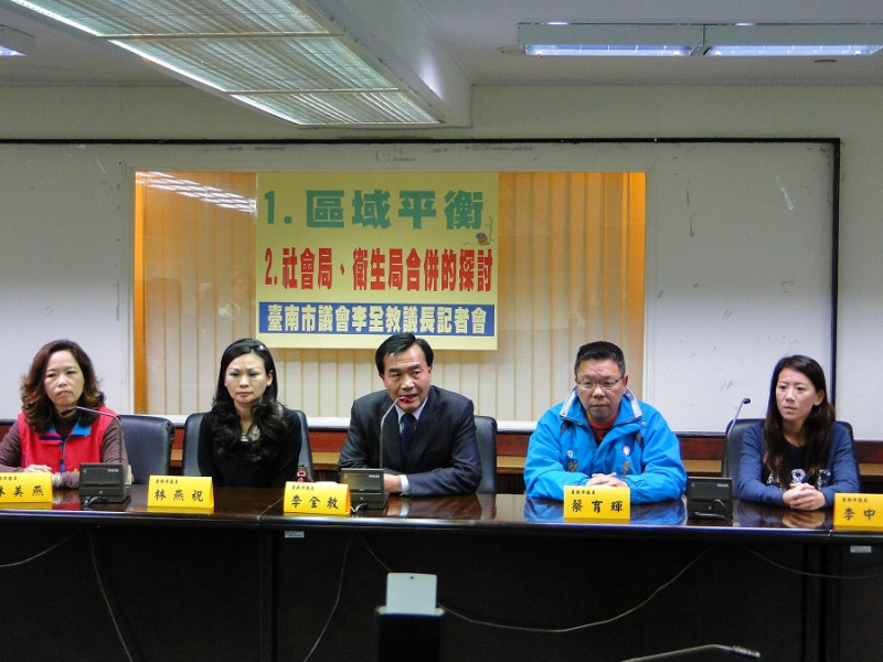 台南市議會議長李全教（中）與多位國民黨議員舉行記者會，宣布明年元月6日至15日將召開臨時會。圖：黃博郎/攝   