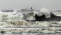 颱風泰利來勢洶洶，19日高雄旗津海岸出現數公尺高的巨浪，聲勢驚人。圖片來源：中央社。   
