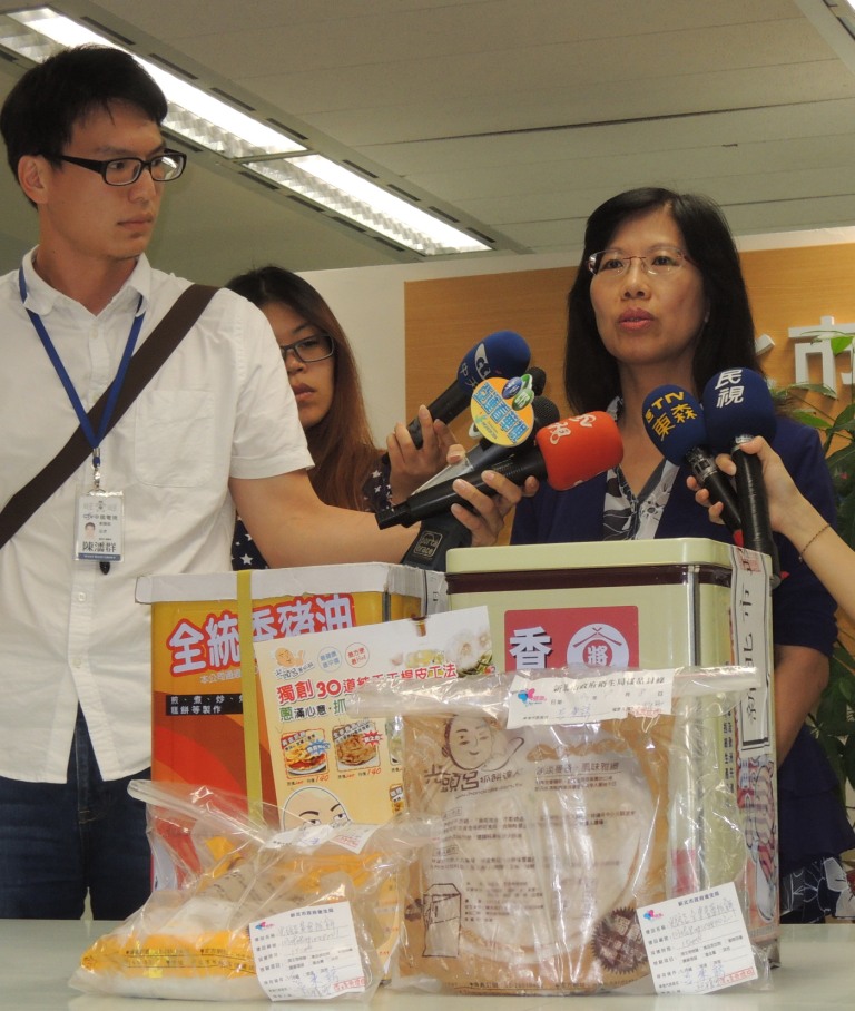 新北市衛生局長林雪蓉指出，光頭呂抓餅達人面對衛生局的稽查時，涉嫌隱匿不報曾使用全統香豬油，依法開罰共500萬元的罰鍰；此外，巧紳規避並拒絕提供確切的下游名單，依法共開罰600萬元的罰緩。圖：陳冠廷/攝   