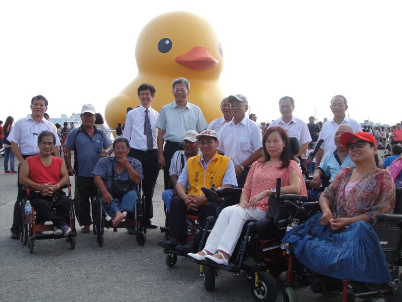 高雄市提供無障礙計程車，讓行動不便的身障者能夠近距離觀賞黃色小鴨。圖2之2：高雄市交通局提供   