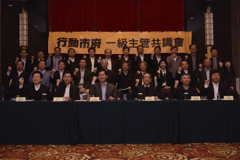 準台中市長當選人林佳龍與他的「小內閣」。圖：翻攝自林佳龍臉書   