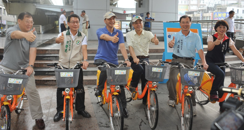 全台首站雙鐵共構的YouBike公共自行車租借站，昨（3）日於臺鐵的汐科站啟用。圖片來源：陳冠廷/攝。   