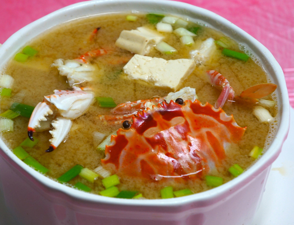 圖說，「味增鮮蟹湯」－來自大海的花蟹肉，融合味增的甜味滋味更顯鮮美，湯頭更是甘甜爽口。（記者陳冠廷攝）   