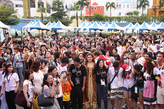 AIESEC今(16)日在高雄義大世界舉辦「世界地球村博覽會」，5000多人合唱「We are the World」，為高雄祈福。圖：AIESEC提供。   