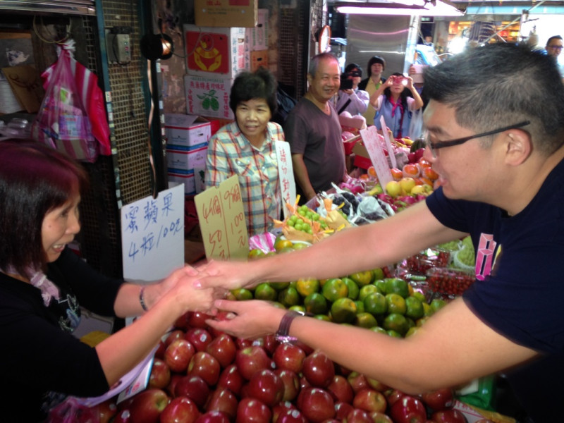 國民黨台北市長候選人連勝文今日上午前往城中市場掃街。圖：劉奕霆/攝。   