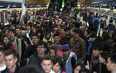台北市政府31日在市府廣場舉辦跨年晚會，入夜後市府捷運站人潮湧現。圖：中央社   