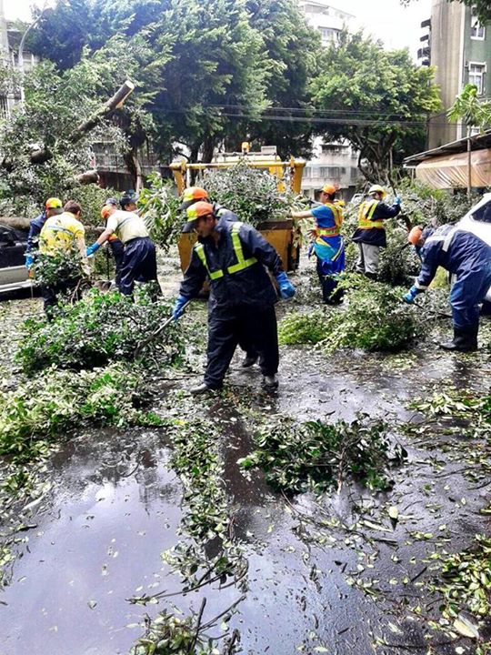 台北市長柯文哲8日晚間在臉書發文指出，此次救災國軍弟兄出動360人支援，災情搶救將以「恢復交通」為優先，9日將再加強垃圾清運。圖：翻攝自柯文哲臉書   