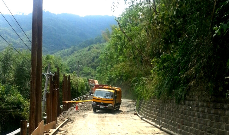 五峰南清公路受創最嚴重的35.5處崩坍，在工程單位打進80根鋼椿後今天宣布搶通。圖：陳權欣/攝   