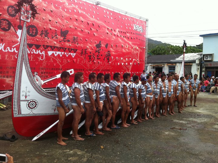 蘭嶼的雅美達悟族再次依循傳統造舟方式，完成挑戰百年來第1艘18槳大型的拼板舟「拜訪號」，25日舉行下水祭典。圖片來源：台東縣政府提供/張基義攝   