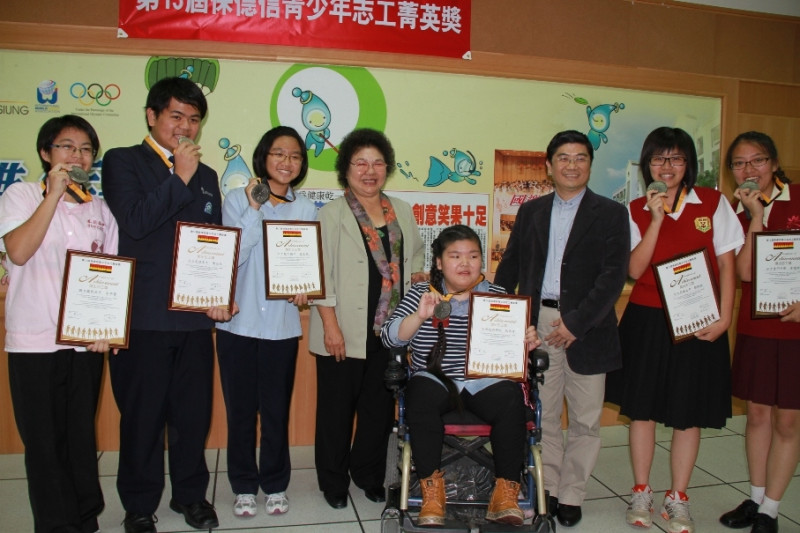 高雄市長陳菊表揚39位參加「保德信青少年志工菁英獎」獲獎的志工學生。來源：高雄市政府   