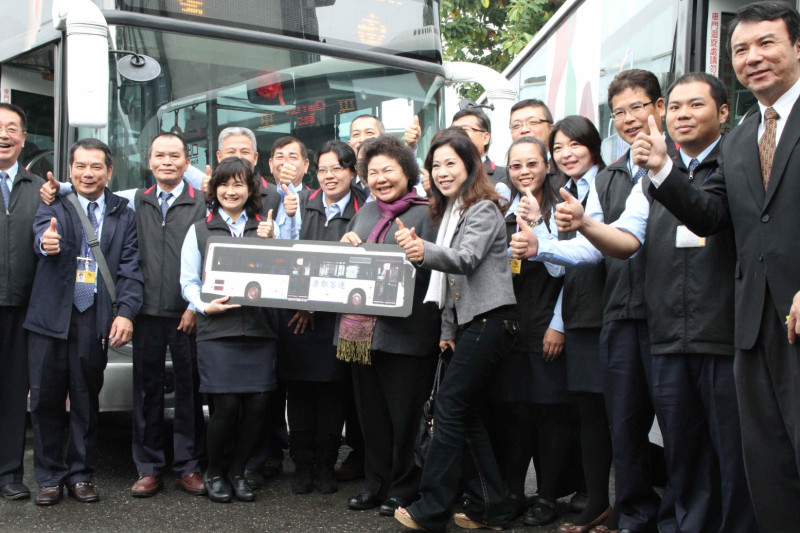 經營76年的高雄市公車處元旦將走入歷史，由司機合資共股組成的港都客運公司接續上路，高雄市政府趕在公車民營前，出版3本「回顧套書」，紀錄公車處的蛻變與重生。來源：高雄市政府   