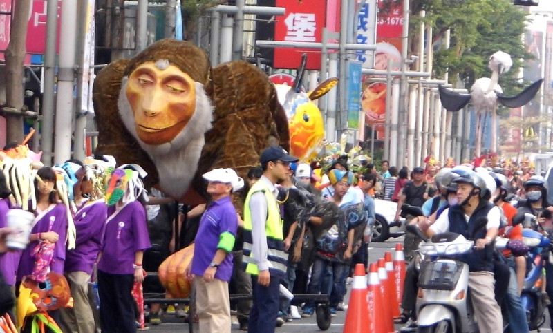 新竹市今天舉辦動物嘉年華會踩街活動，整個城中區熱鬧滾滾。圖：陳權欣/攝   
