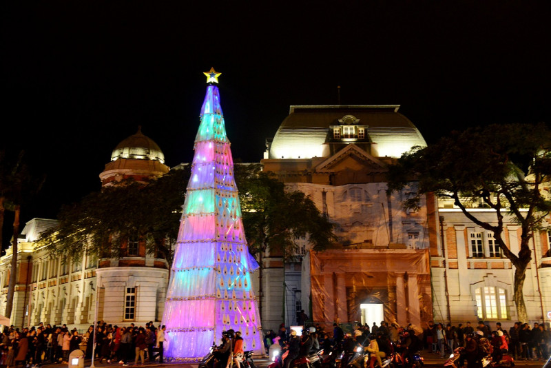 台南市政府以「原色聖誕」作為燈節主題，利用跳脫傳統且極具設計巧思的聖誕燈飾，讓遊客與市民感受溫馨歡樂的聖誕節氣氛。圖：黃博郎/攝   