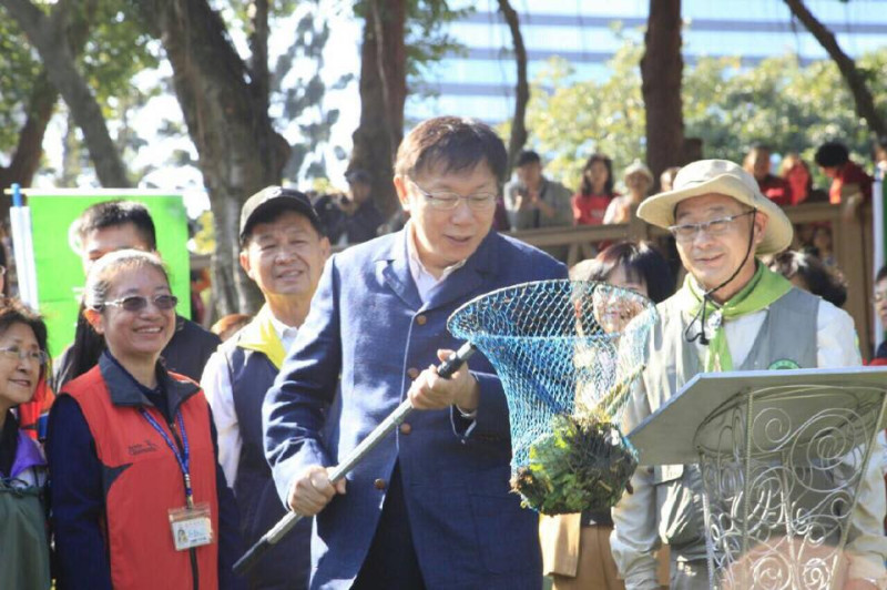 台北市長柯文哲今(24)日上午出席榮星花園公園生態池螢火蟲棲地復育計畫記者會。圖：台北市政府提供   