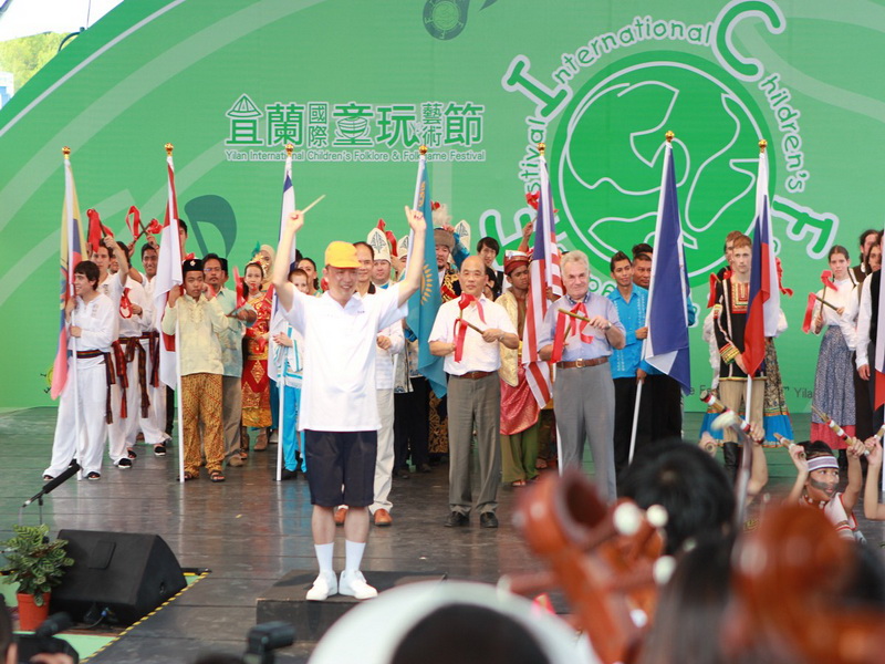 民進黨主席蘇貞昌7日在「2012國際宜蘭童玩藝術節」開幕典禮致詞表示，宜蘭童玩節體現在地文化、國際參與，除了讓台灣被世界看見，還給大人、小孩帶來非常多的樂趣。圖片來源：民進黨提供   