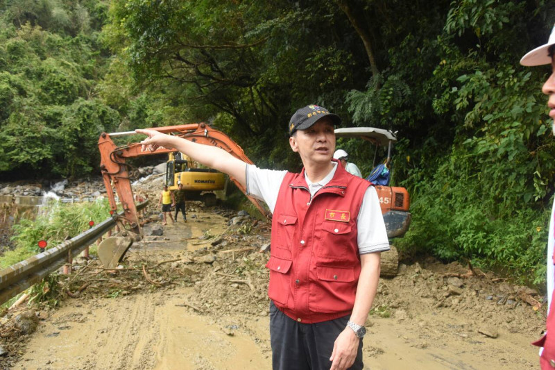 新北市長朱立倫14日下午前往烏來視察颱風復原情形。圖：新北市政府提供   