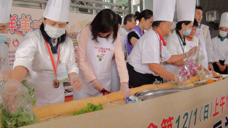 岡山羊肉美食節將挑戰金氏紀錄，製作世界最長的羊肉捲餅，今(26)日活動造勢，由廚師試作的捲餅，內餡比市面上的來得紮實，也顯得粗大許多。圖：余榮水提供   