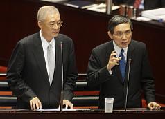 經濟部長施顏祥（右）30日表示，希望10年內加入跨太平洋戰略經濟夥伴協定（TPP），TPP是高品質的自由貿易協定與投資協定，至於示範點可能在台灣南部地區。圖片來源：中央社   