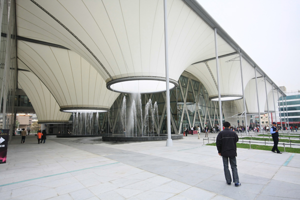 最近才試營運的大東文化藝術中心，因熱汽球造型的空間設計不僅趣味，還有通風散熱的功能，獲得第18屆建築園冶獎。圖片來源：翻攝自高雄市文化局官網。   