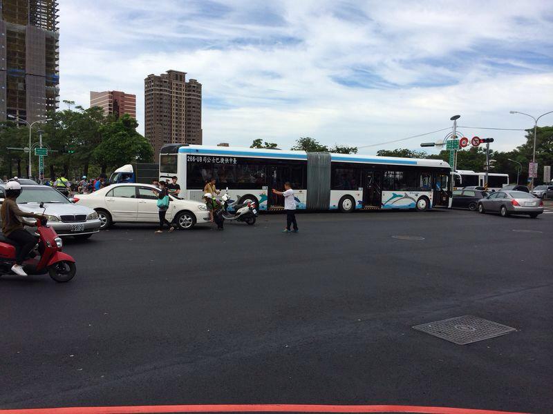 今天上午9點左右，一輛滿載乘客由市區往靜宜大學方向的BRT公車，在行經河南路與台灣大道路口時，由後方擦撞一輛自用小客車。圖：翻攝自台中市議員張廖萬堅臉書。   