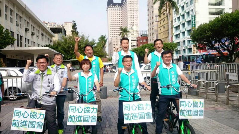 台中市長林佳龍24日陪同6名民主進步黨提名的立委參選人完成登記。圖：翻攝自張廖萬堅臉書粉絲專頁   