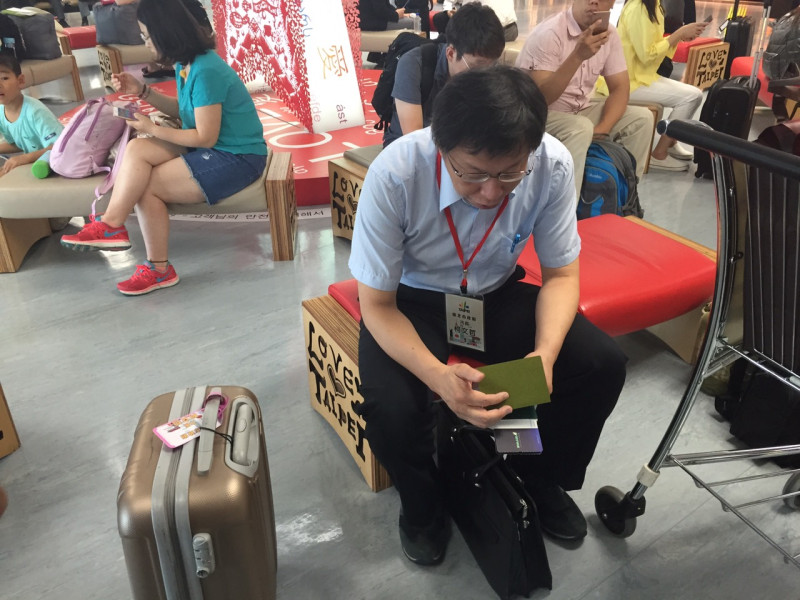 台北市長柯文哲17日下午從台北松山機場出發，率團前往上海出席「2015台北上海城市論壇」。圖：台北市政府提供   