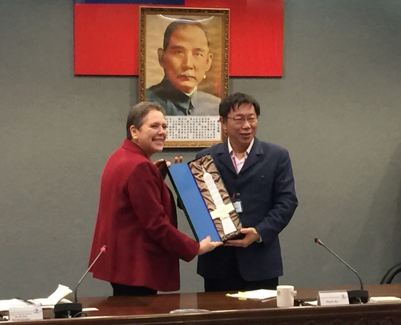 台北市長柯文哲今(26)日上午接見英國交通部長Baroness Kramer，2人在簡單寒暄後互相贈送禮物，Baroness Kramer贈送柯文哲一只懷錶，柯文哲則回送用瓷杯疊成的台北101。圖：劉奕霆/攝   