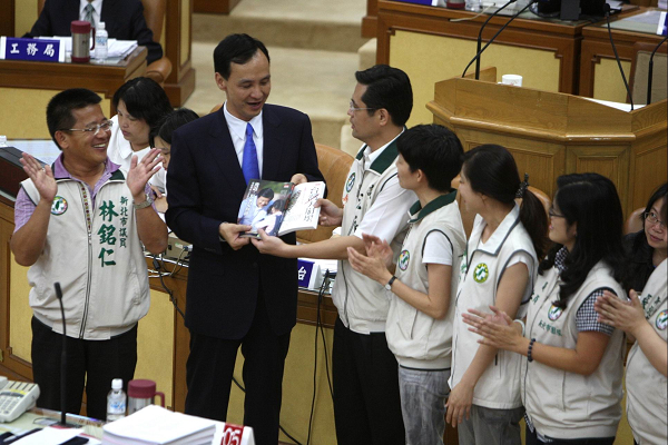 圖說,新北市議員江永昌、許昭興、張晉婷、李倩萍、林銘仁、周雅玲除在議場內,唱生日快樂歌祝賀朱立倫生日外,江永昌還特別精心準備兩本書籍來當生日禮物。(記者陳冠廷攝)