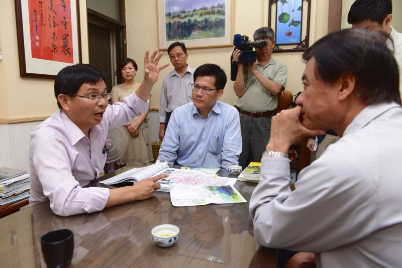 林佳龍拜會無黨籍市議員陳清龍（左）。圖：林佳龍辦公室提供   