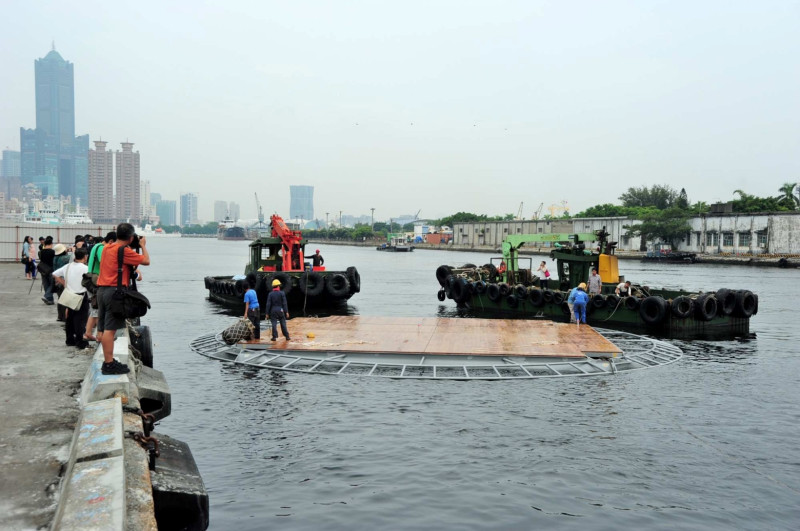 黃色小鴨浮台首次進行水上拖行測試，並進行浮台定位。來源：高雄市政府   