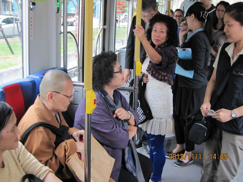 高雄市長陳菊搭公車行銷「公車任意搭，公車坐免驚」，與沿線上下車民眾話家常。圖：高雄市交通局提供。   