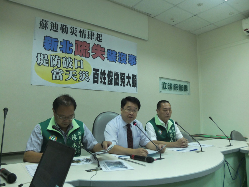 民進黨立委吳秉叡11日指控，新北市長朱立倫對蘇迪勒颱風期間破堤一事不聞不問。圖：翁嫆琄/攝   
