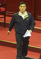台北市長郝龍斌今(25)日在行政院會中2度舉手發言質疑，行政院推動年金改革案的資訊不夠透明、過程不夠公開，連北市府都要不到資料。圖片來源：中央社資料照片   