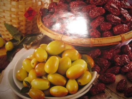 圖為苗栗縣政府發行的月曆今年八月份照片，苗栗縣公館鄉產銷的紅棗。圖片來源:陳志科翻攝   