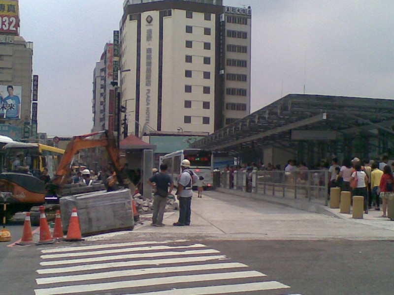 雖然台中市長胡志強嚴令29日起已啟用的BRT站不能再施工，但台中火車站的BRT站今天仍動用怪手施工中。圖：鄭進興/攝   