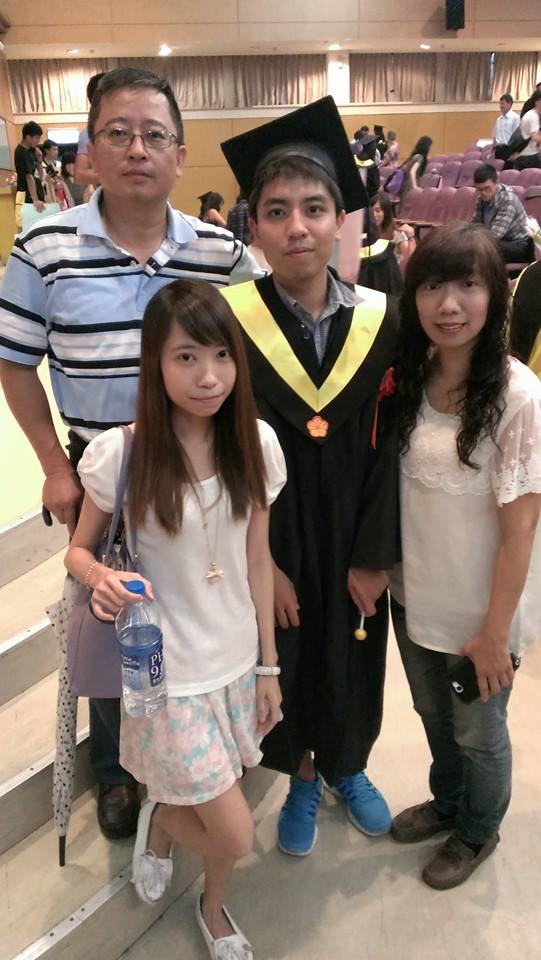 錢玉山（左）與高儷容（右）夫妻今天到台大參加兒子的畢業典禮。圖：錢玉山提供   