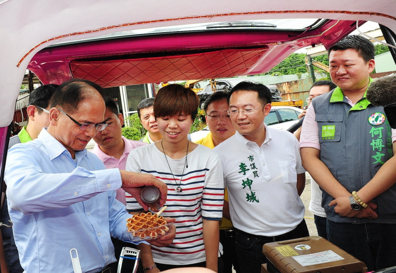 民進黨新北市長候選人游錫堃今（4）日前往新北市新莊區新樹路的「胖卡工廠」參訪製作過程，也與青年創業家一同探討青年創業的議題。圖：陳冠廷/攝   